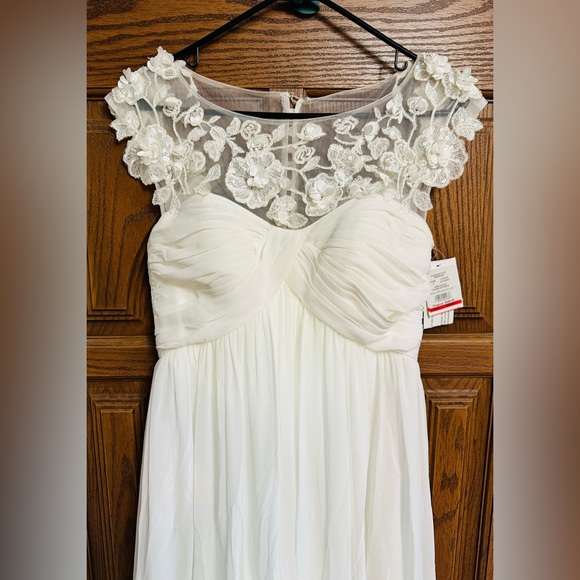 NWT cap sleeve chiffon a-line with floral applique SIZE 6, color: soft w… - Picture 3 of 13